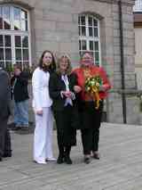 Braut mit Mutter und Schwester